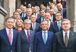 Ana muhalefet seçimsiz değişti: ‘Yeni Parti’ yola çıktı