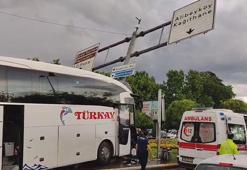 Eyüpsultan'da yolcu otobüsü otomobile çarptı! Yaralılar var