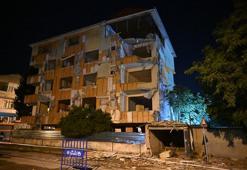 İstanbul'da korku dolu anlar! Yıkımı bekleyen binanın balkonları bir anda çöktü