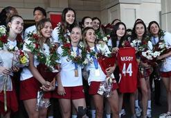 Milletler Ligi şampiyonu Filenin Sultanları Türkiye'ye döndü! Coşkulu karşılama