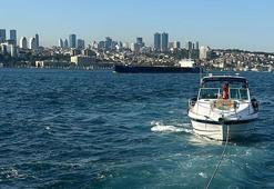 İstanbul'da Kız Kulesi önlerinde sürüklenen tekne kurtarıldı