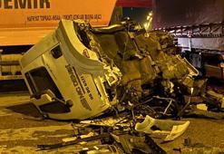 Sincan’da feci kaza: TIR’a çarpan hafriyat kamyonunun kupası koptu!