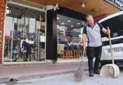 İzmir'de çöp süpürürken söylediği şarkılar hayatını değiştirdi! Milyonlar onu dinledi