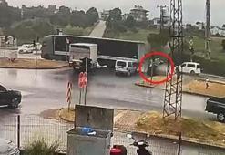 Trafik ışıklarıda korkunç kaza! TIR'ın çarptığı araç...