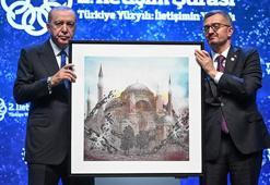 Cumhurbaşkanı Erdoğan'a İletişim Başkanı Duran'dan anlamlı hediye