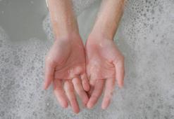 Egzamadan mantara iyi gelmediği şey yok! Banyo suyuna 2 kaşık yeter, kozmetiği unutturuyor