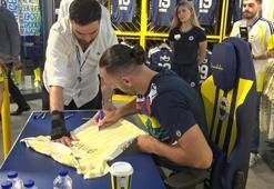 Fenerbahçe taraftarından Vedat Muriqi'nin imza gününe yoğun ilgi!