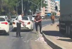 İzmir’de akılalmaz anlar! Elindeki paralar deste deste yola saçıldı: Trafik durdu