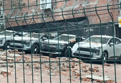 İstanbul'da sıfır araçların üzerinde duvar çöktü