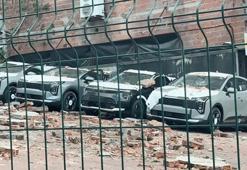 İstanbul'da sıfır araçların üzerinde duvar çöktü