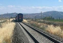 Afyonkarahisar'da trenin çarptığı tarım aracındaki 1 kişi öldü, 2 kişi yaralandı