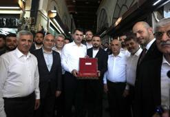 Bakan Kurum'a Kahramanmaraş'ta yeniden ihya edilen Kapalı Çarşı'nın sembolik anahtarı verildi