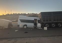 Malatya-Elazığ kara yolunda feci kaza! Tarım işçilerini taşıyan minibüs tıra çarptı; çok sayıda yaralı var
