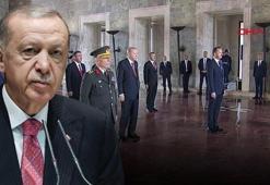 Cumhurbaşkanı Erdoğan, YAŞ toplantısı öncesi Anıtkabir'i ziyaret etti