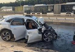 Küçükçekmece'de otomobilin İETT otobüsüne çarptığı kaza kamerada!