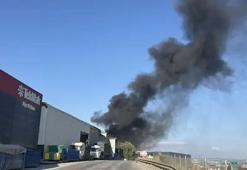 Kocaeli'de yangın! Geri dönüşüm deposunda alevlere teslim oldu