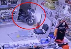 Cam kapıyı kırıp dükkana daldı! Şaşkına çeviren anlar...