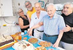 101 yaşına komşularıyla girdi