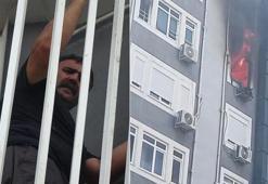 2 daireyi küle çeviren yangın! Mahsur kalan aile kurtarıldı