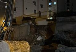 Çekmeköy'de inşaatın istinat duvarı çöktü; 5 katlı bina tahliye edildi