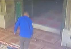 Fatih'te camide 450 bin liralık hırsızlık! Namaz kılarken çantasını çaldılar: Güvenlik kamerası her şeyi kaydetti