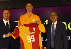 Galatasaray'da Efe Mandıracı için imza töreni düzenlendi! 'Hayalini kurduğum formayı giyeceğim'