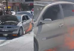 Alev alan otomobile yangın tüpleriyle müdahale ettiler