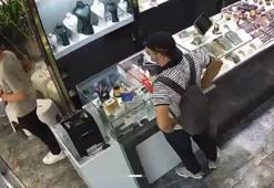Kuyumcuda 580 bin liralık bilezik hırsızlığı! Kaçarken kapıya çarptı, esnaf peşine düştü