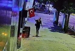 Türk bayrağını çakmakla ateşe verip uzaklaştı! Bayrağa saldıran kadını, kameralar kaydetti