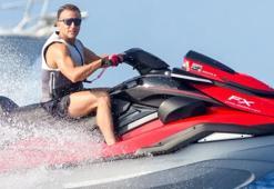 Macron'un son fotoğrafına tepkiler çığ gibi büyüyor! 'Fransa yanarken jet ski keyfinde'