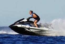 Macron'un Jet Ski'li fotoğrafı Fransa'yı karıştırdı! Tepkiler dinmiyor: Fransa yanarken Macron eğleniyor