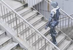 Bu robot, merdivenleri insan gibi çıkabiliyor