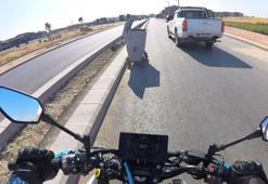 Önündeki aracı sollamaya çalışan motosiklet sürücüsü yola bırakılan çöp konteynerine çarptı