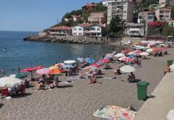 Zonguldak’ta 4 günlük denize girme yasağı sona erdi, plaj doldu
