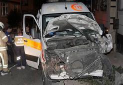 İstanbul'da ambulans ile otomobilin çarpışması sonucu 3 sağlık çalışanı yaralandı