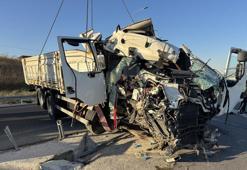 Çanakkale'de kamyon bariyerlere çarptı: 2 can kaybı
