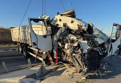 Çanakkale'de kamyon bariyerlere çarptı: 2 can kaybı