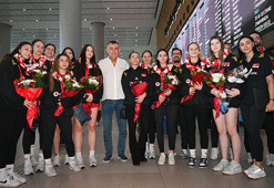 Dünya ikincisi U17 Kadın Milli Voleybol Takımı İstanbul'a geldi! "Ablalarımızın bize açtığı bu yolda yürüyoruz"