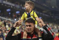 Tribünde forması çıkartılan Fenerbahçeli çocuk, Kadıköy’de Lyon maçında!