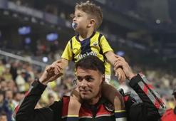 Tribünde forması çıkartılan Fenerbahçeli çocuk, Kadıköy’de Lyon maçında!
