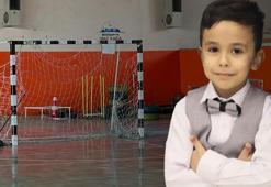 Spor salonunda 8 yaşındaki Mert Ali’nin oyunu faciayla bitti! Üzerine kale direği devrildi