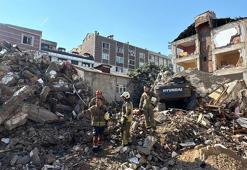 Küçükçekmece’de yıkım sırasında korkunç kaza! Bina iş makinesinin üzerine devrildi; operatör enkaz altında kaldı