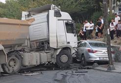 Esenler'de ortalık savaş alanına döndü! Freni boşalan kamyon park halindeki araçları ezdi