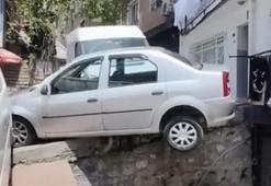 Beyoğlu'nda yokuştan kayan kargo aracı otomobile çarptı: Araç askıda kaldı