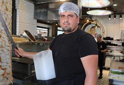 Adana’da sıcakla mücadelede ilginç yöntem! Döner ustası vücuduna kalıp buz bağladı