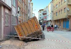 Eskişehir'de hafriyat kamyonu, çöken yoldaki çukura düştü
