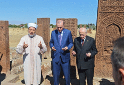 Cumhurbaşkanı Erdoğan Ahlat Selçuklu Kabristanı'nı ziyaret etti