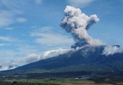 Endonezya'daki Merapi Yanardağı'nda patlama: Lavlar 2 kilometreye ulaştı