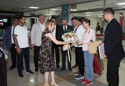 Van-Tahran arasında ilk uçuş gerçekleşti: İranlı turistler çiçeklerle karşılandı