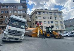 Kağıthane’de korku dolu anlar! Damper havadayken bir anda yan yattı